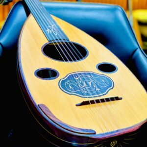 وتريات 26 عود طراز عراقي فاخر بالطاسة المائلة + شهادة الضمان الذهبي + دورات تعليم وتنمية مهارات العزف لجميع المستويات مجانا